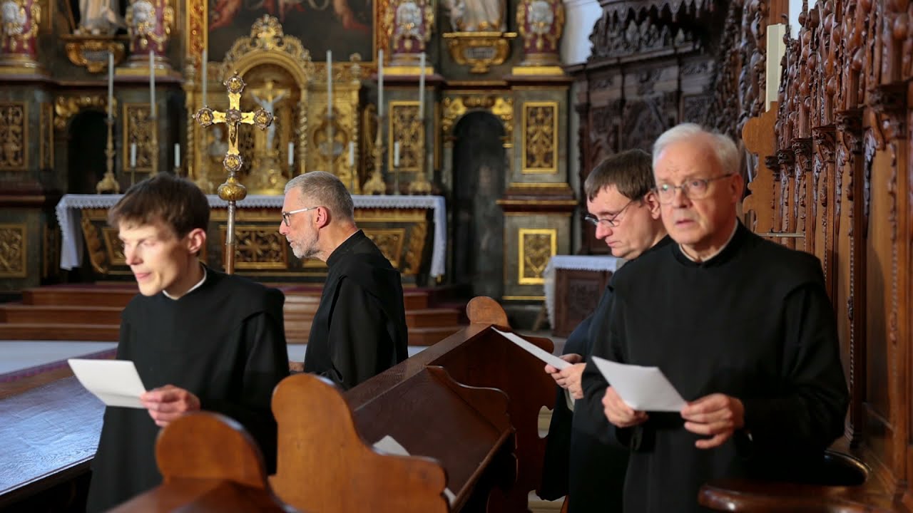 Mönche singen drei Gesänge zu Allerseelen
