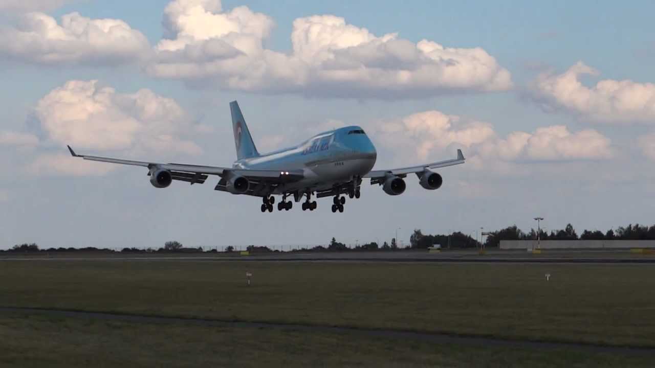Praga Airport lądujący Boeing 747-400 Korean Air 27.08.2012.