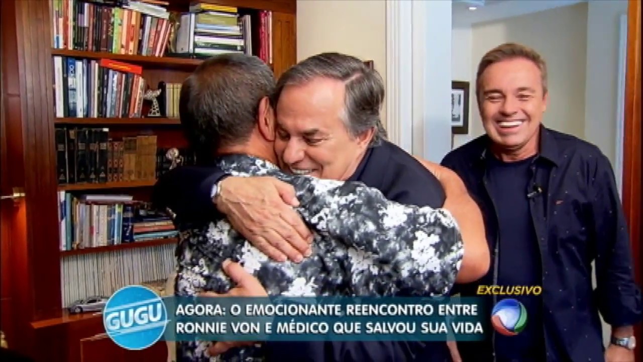 Ronnie Von se emociona ao reencontrar médico que salvou sua vida