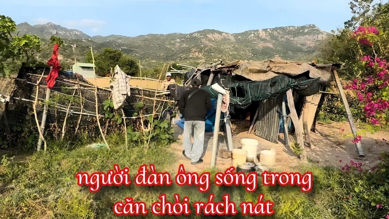 SỐC... căn chòi rách nát sắp sập mà người đàn ông vẫn ở