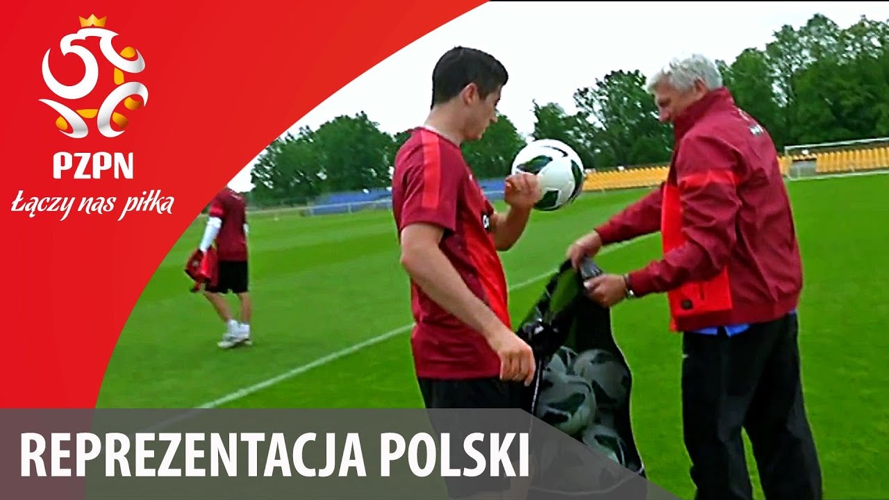 Lewy i Szczęsny zbierają piłki po treningu/Lewy and Szczęsny picking up the balls after practice