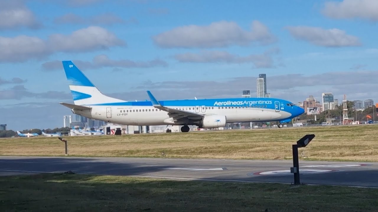 Boeing B737-800 LV-FQY de Aerolíneas Argentinas despega del Aeroparque Jorge Newbery