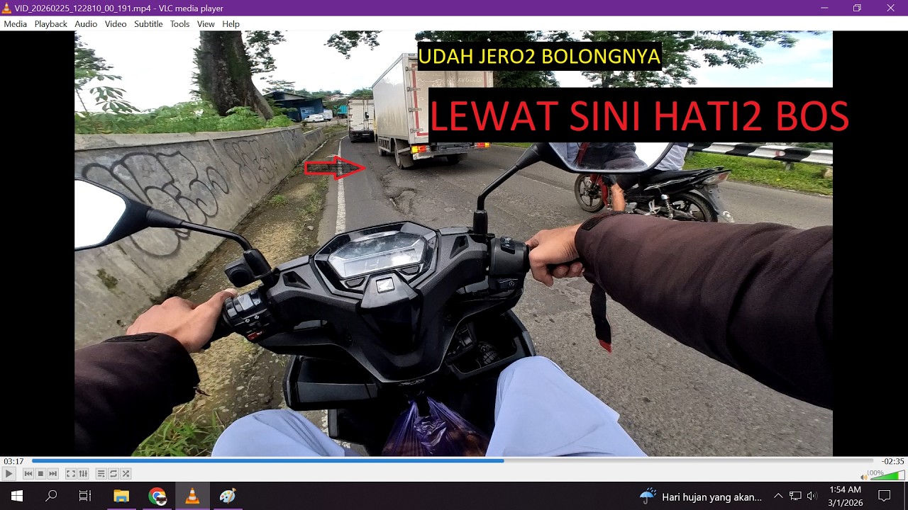 BERHATI HATILAH KALIAN KALO LEWAT SINI, LUBANG JALANAN ADA DITENGAH