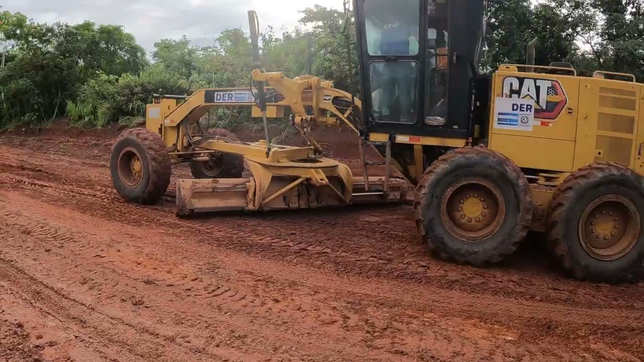Força Bruta: Patrol puxando carreta atolada em terreno com muita lama difícil da sair