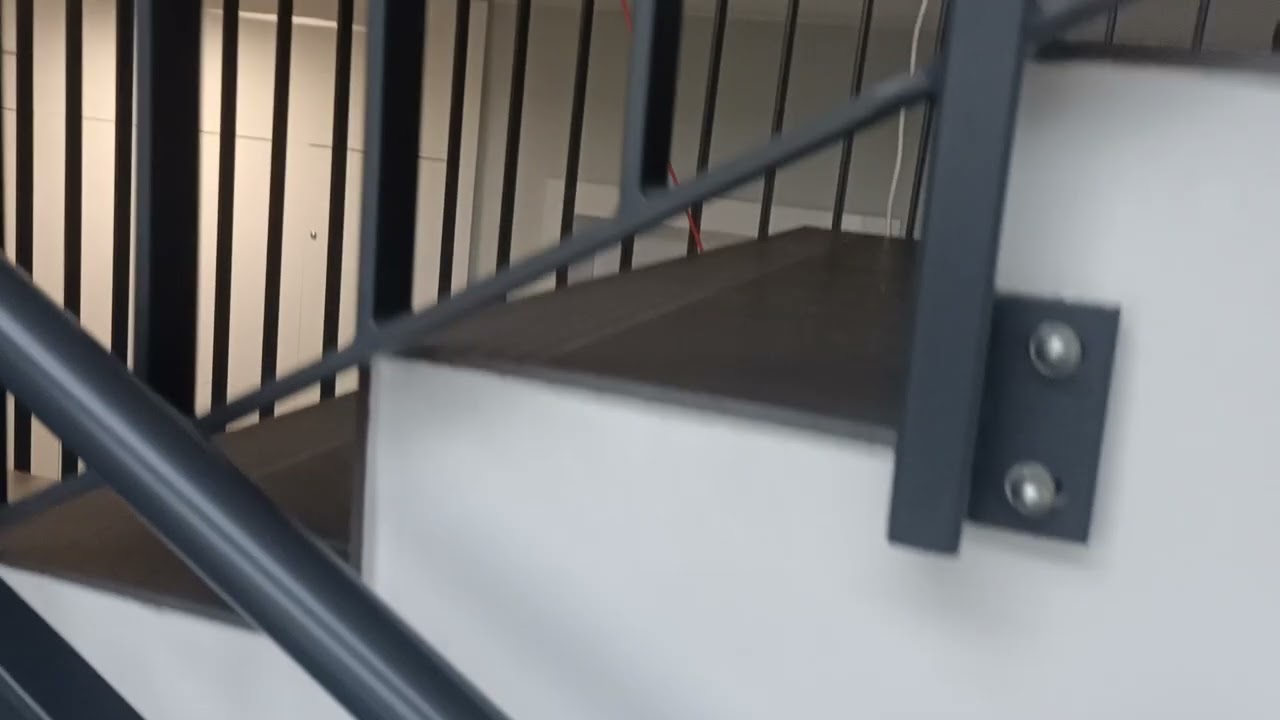 Pranie wykładzin na klatkach schodowych Warszawa 