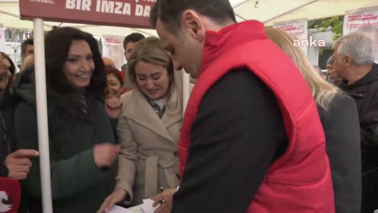 CHP İstanbul İl Başkanı Özgür Çelik, Ekrem İmamoğlu için Bakırköy'de düzenlenen imza kampanyasında