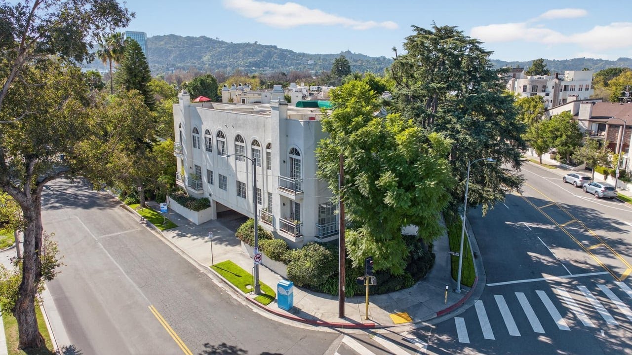 4464 Moorpark Way #104, Toluca Lake, CA