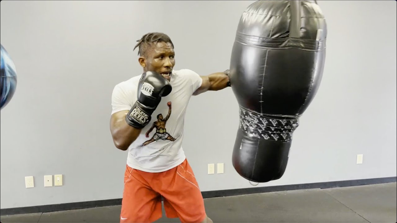 EFETOBOR APOCHI WORKING ON HEAVY BAG AT RONNIE SHIELDS GYM IN HOUSTON TX | TRAINING FOOTAGE