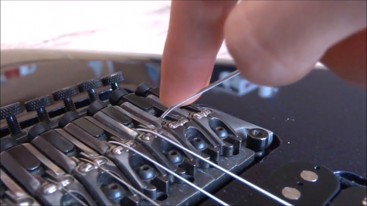 Jak założyć (zmienić) struny w gitarze elektrycznej z ruchomym mostkiem floyd rose