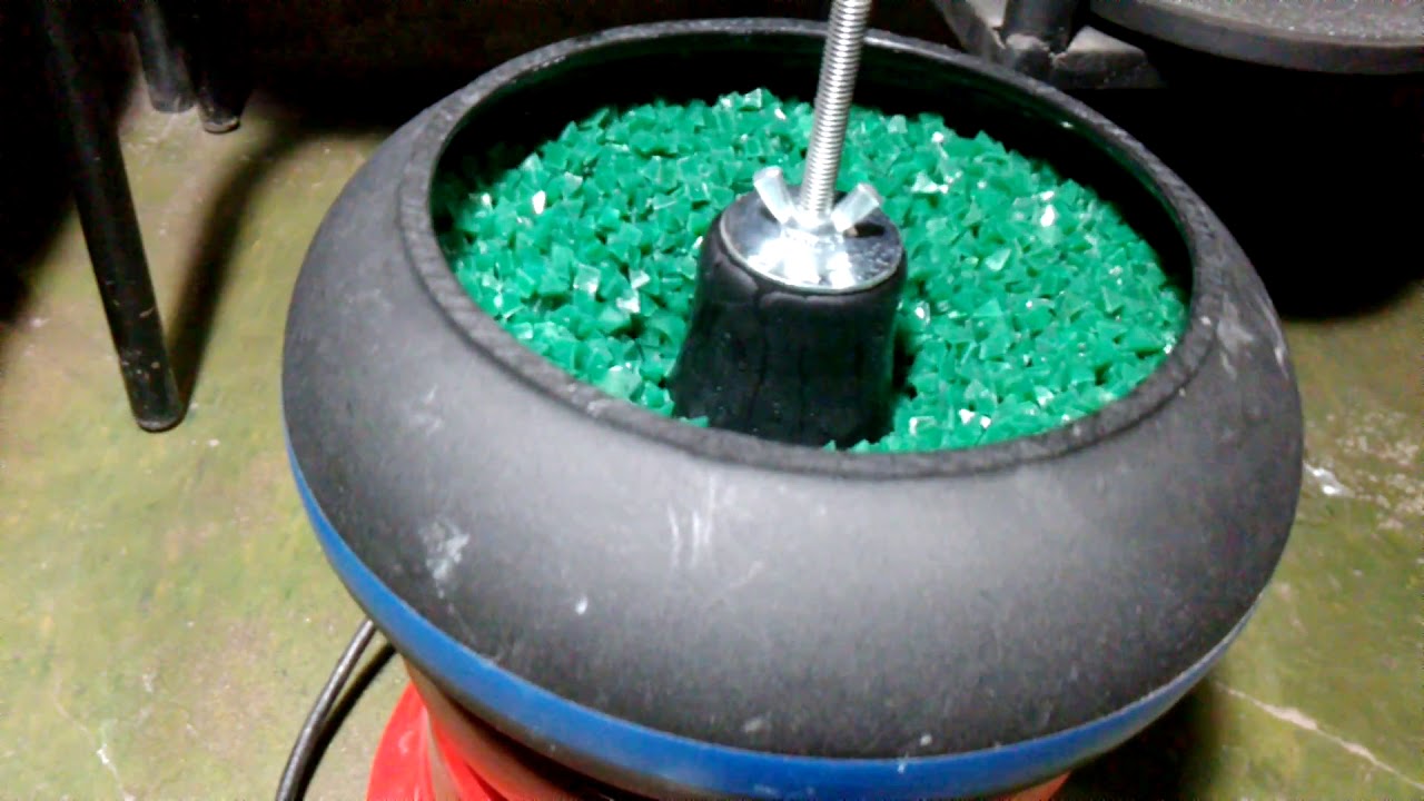 Acabado en tambor vibratorio en el taller de joyeria. Mass finishing.