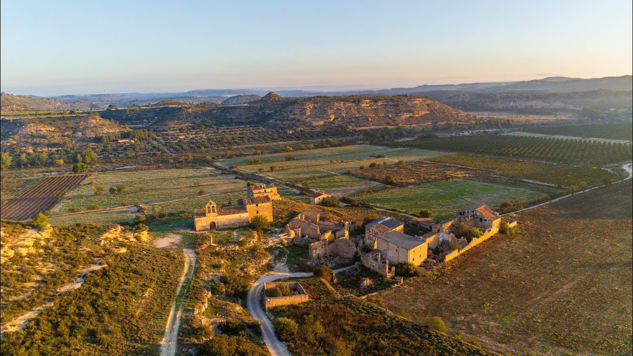 Pinyeres, pueblo abandonado. Comarca Terra Alta. Dron Parrot Anafi.