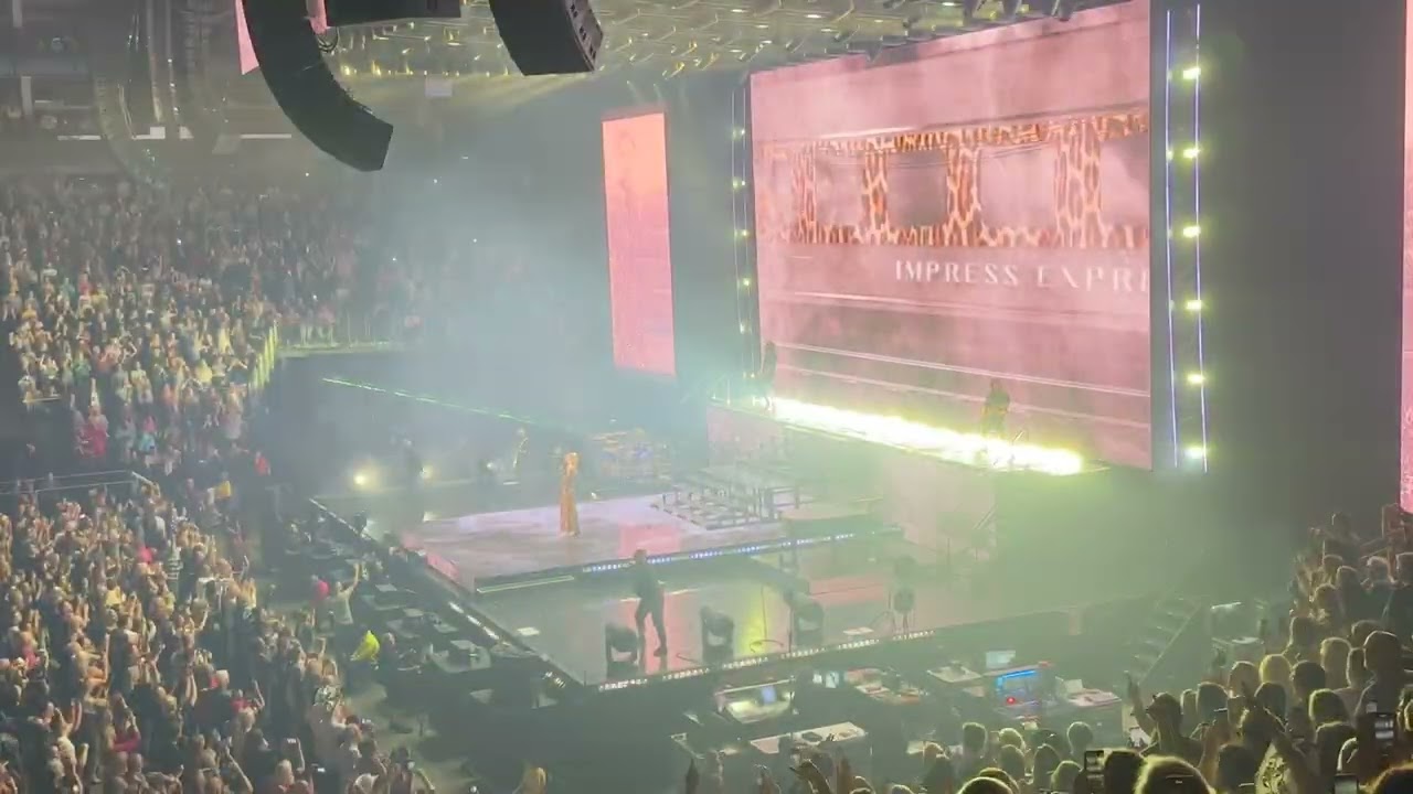 Shania Twain - That Don’t Impress Me Much - Live at the O2 Arena - Queen of Me - 17 September 2023