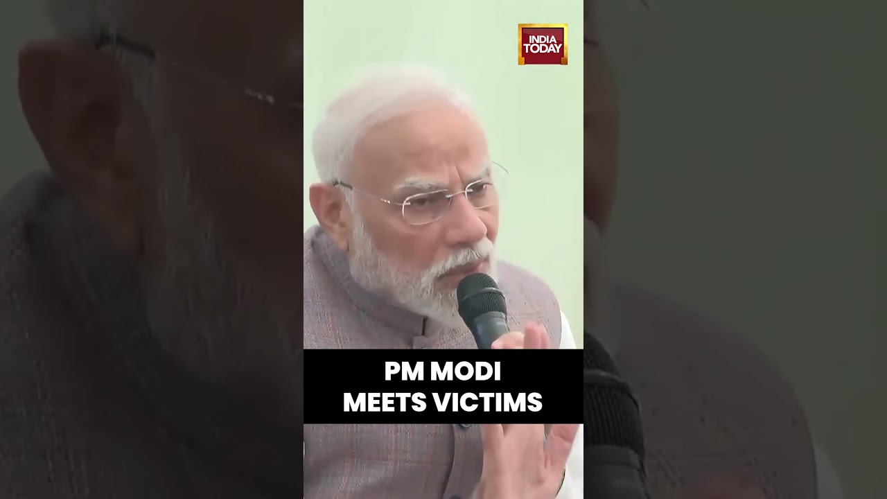 #PMModi interacts with #floodaffectedpeople during his visit to #Gurdaspur, #Punjab | #punjabfloods