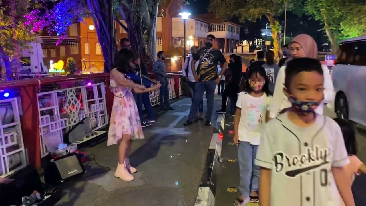 Despacito at Jonker Walk Malacca, Electric Violin with Soprano Saxophone #pemuzikjalanan #violinkids