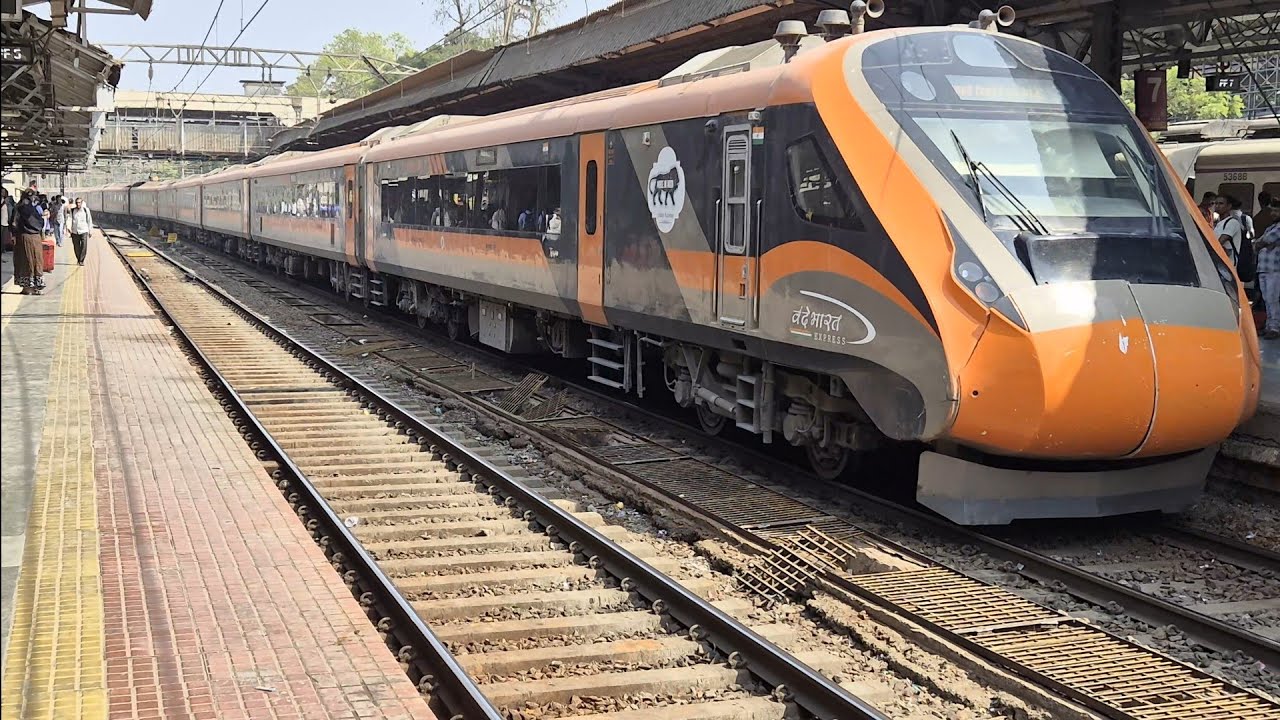 Vande Bharat Express and Mumbai local train arriving at the same time in Kalyan junction