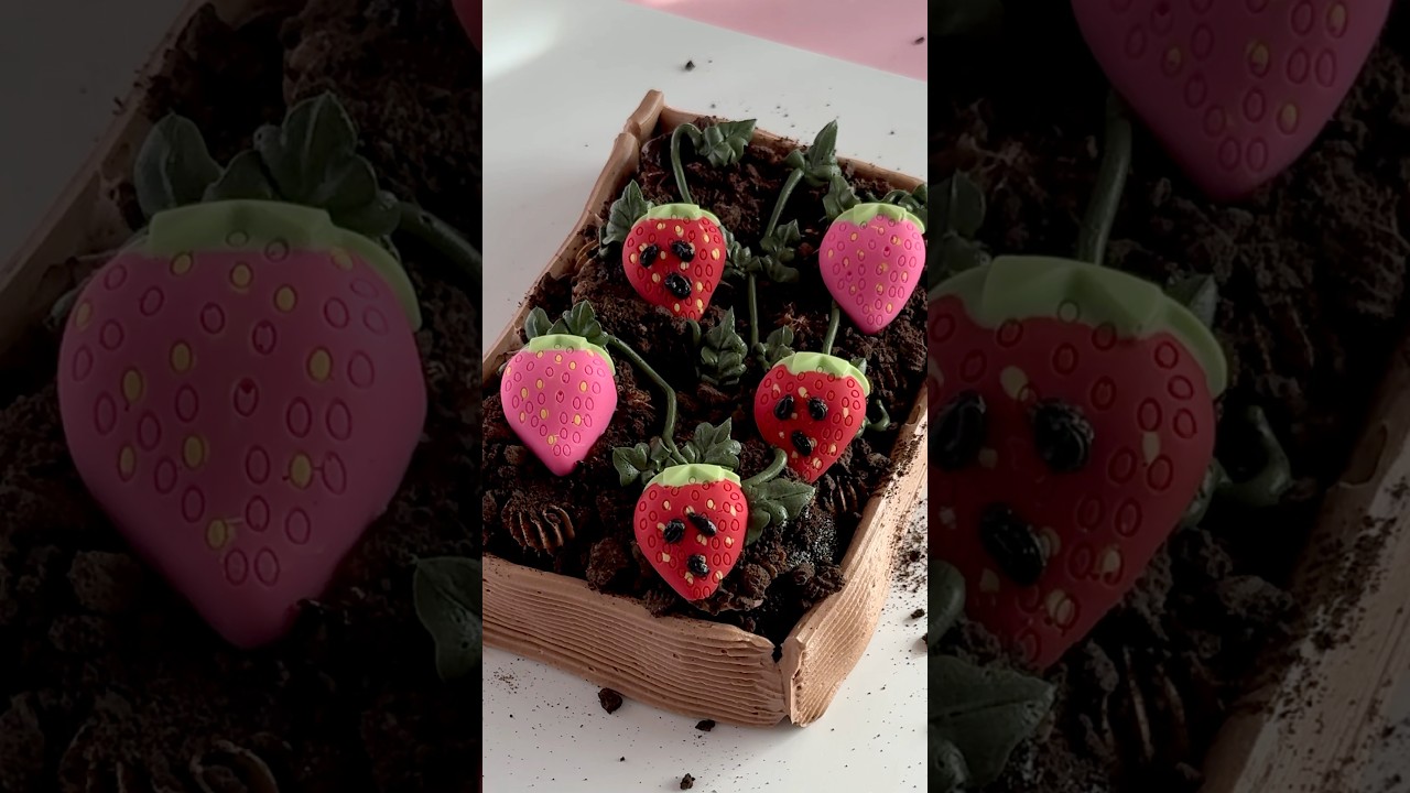 Boo berries! cupcake cake 🍓👻 #cupcakeideas #spookyseason #strawberries #cupcakecake