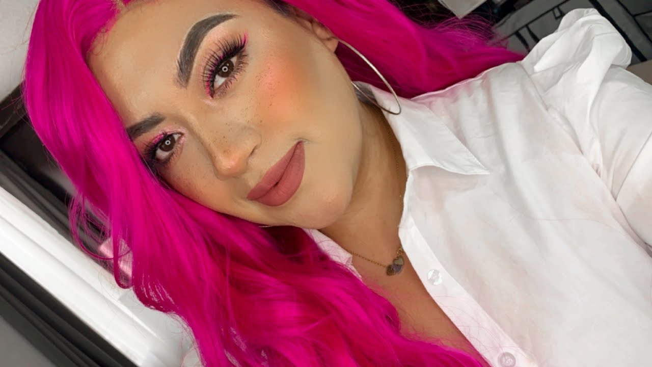 Maquillaje con delineado rosa ne&oacute;n y peluca nueva de DonaloveHair 💖