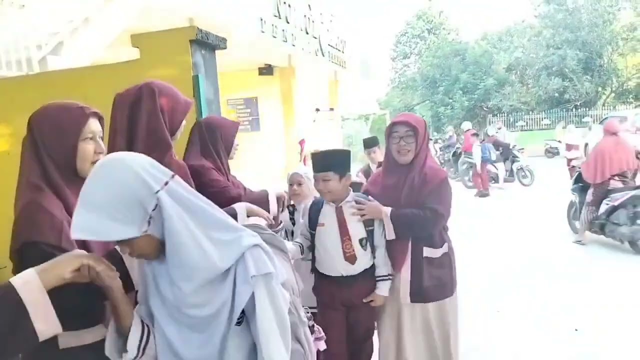 Menyambut kedatangan siswa dan siswi kami 