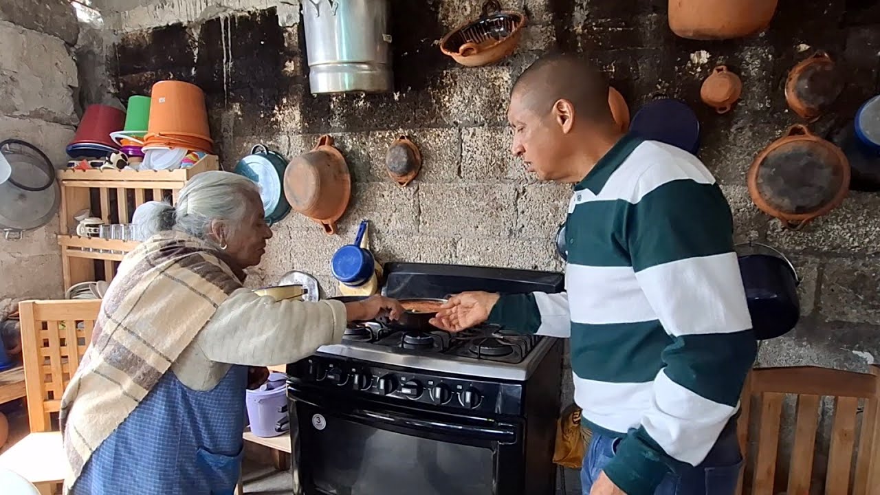 Bistecs  encebollado  y sópita estamos preparando  para hechar taco con jefecita
