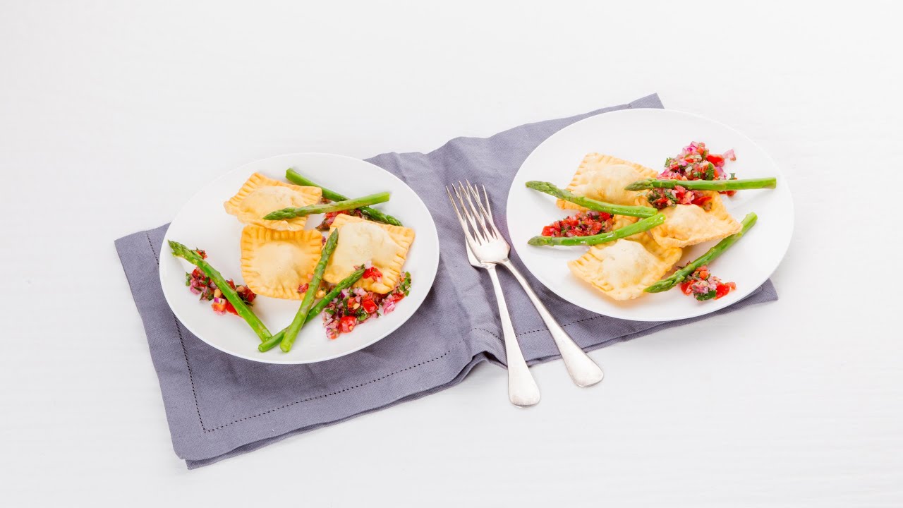 Gefrituurde geitenkaasravioli met gembersalsa – Allerhande