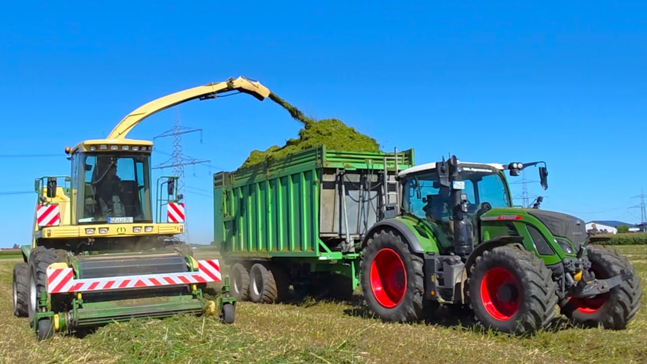 Krone 8 -Zylinder Häcksler + 445 PS  + 15.926 ccm bei Silage mit Fendt 826 Vario + Big-Box -Original