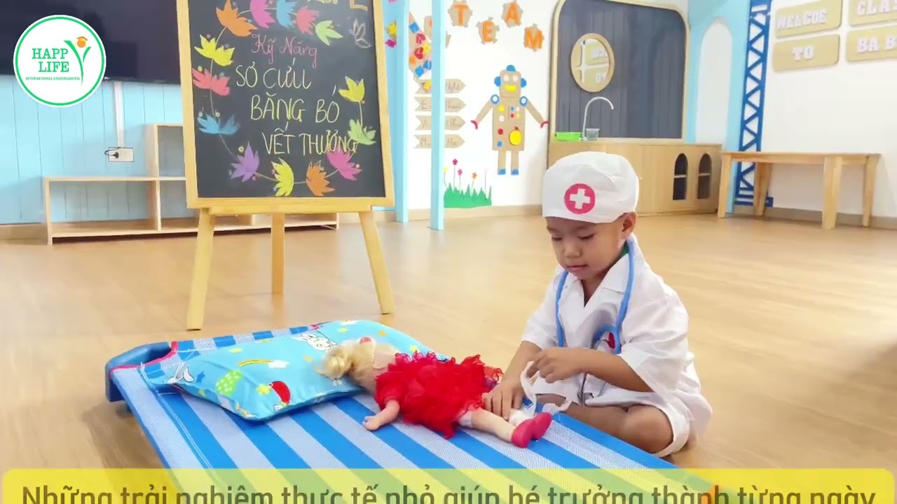 BÉ SƠ CỨU BĂNG BÓ VẾT THƯƠNG