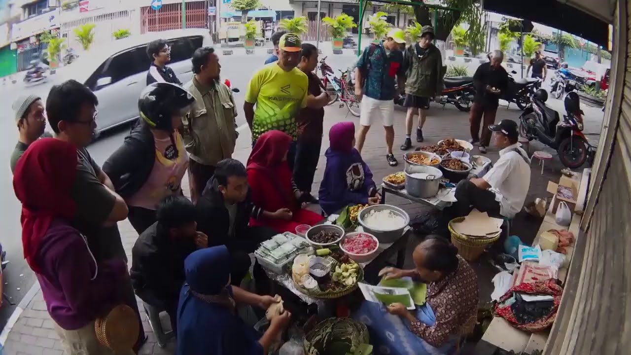 Lee Seung Gi and Li Yihao Try Street Food Gudeg and Lupis In Yogyakarta