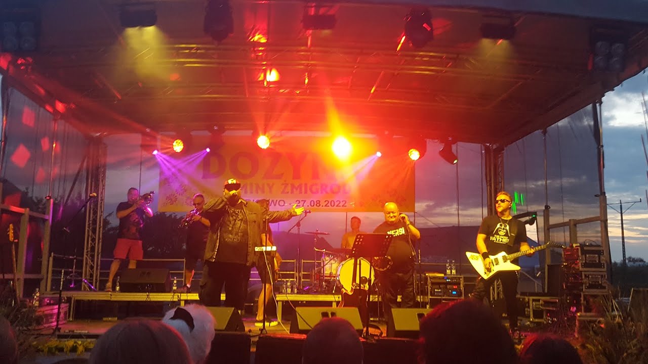 Dożynki Gminy Żmigród w Barkowie Koncert zespołu Piersi.