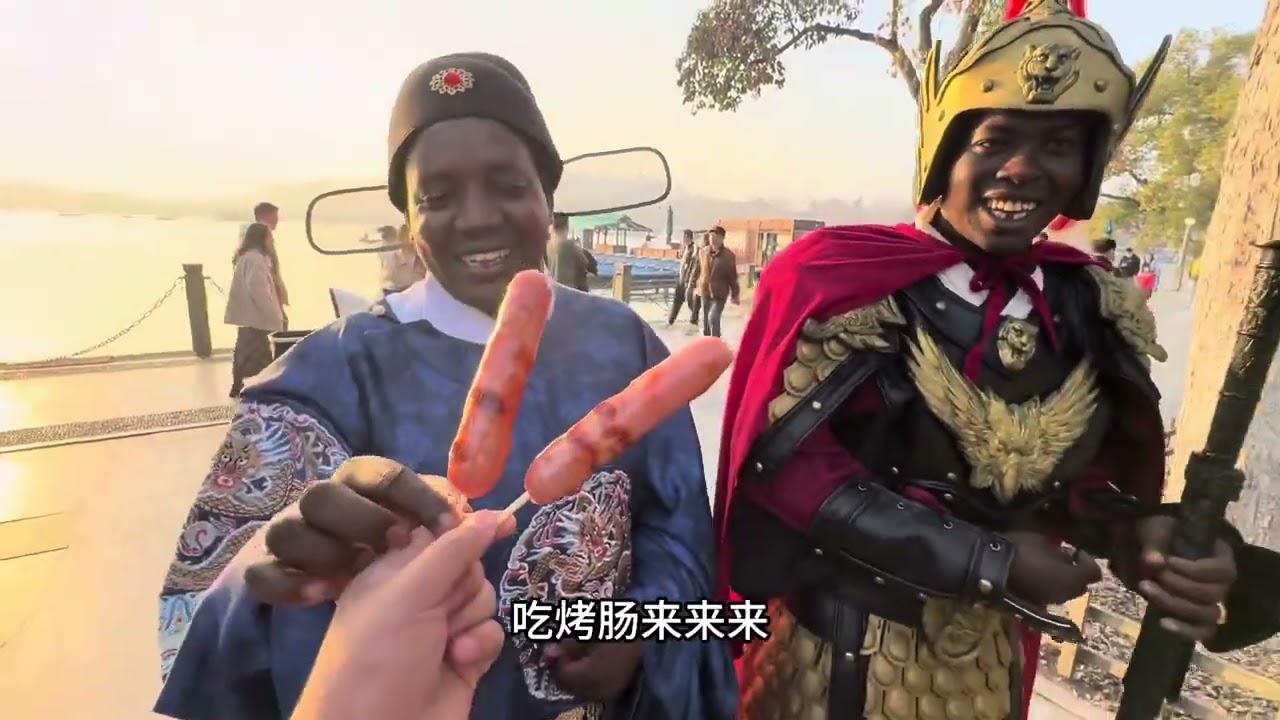 当保镖在西湖穿上汉服：真炸街了！全场围观，到走他俩都不想脱下