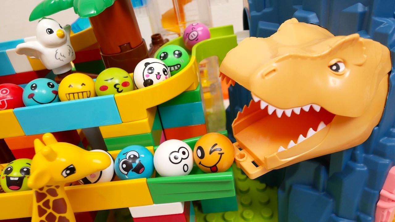 Building Blocks Marble Run ! A course featuring a dinosaur tunnel mountain and cute animals.