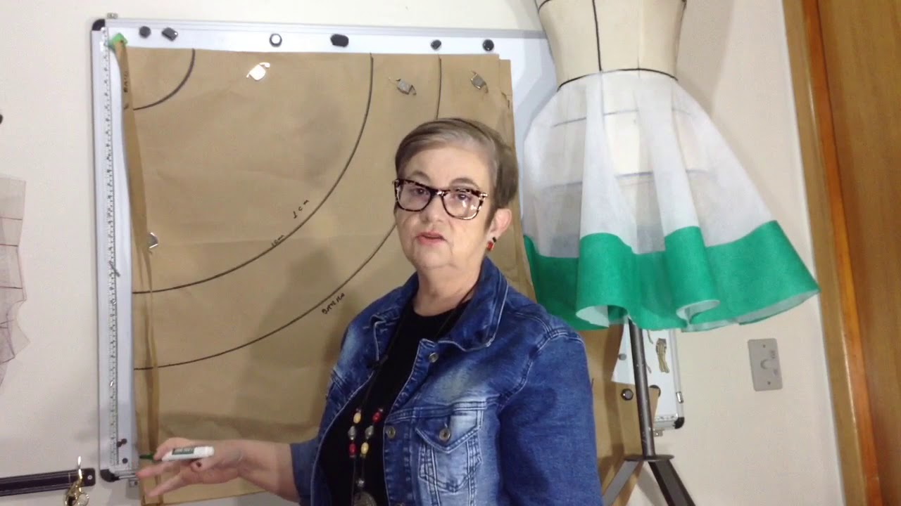 UMA LINDA SAIA GODÊ COM BARRADO (fazendo a modelagem e com instruções de corte no tecido)