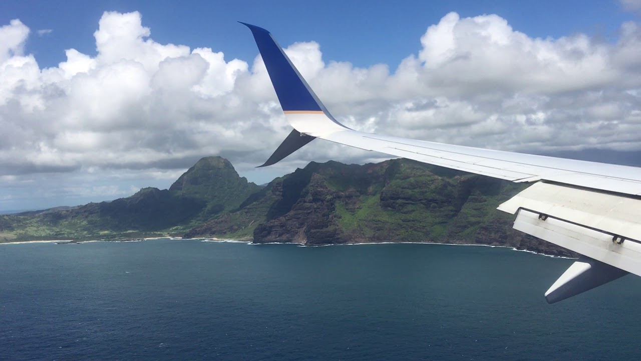 Landing in Lihue Kauai United Airlines 737 beautiful view