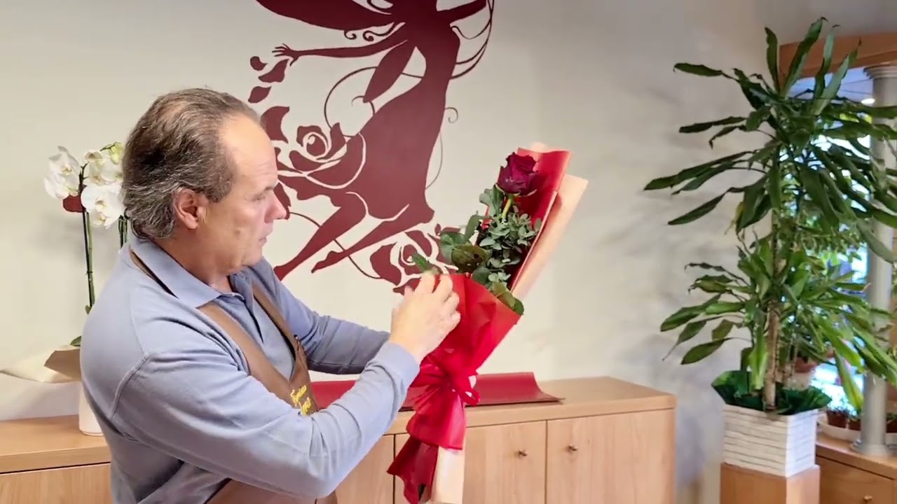 Tutorial per confezionare una rosa rossa con un incarto semplice ma elegante- Fiorista Bandera