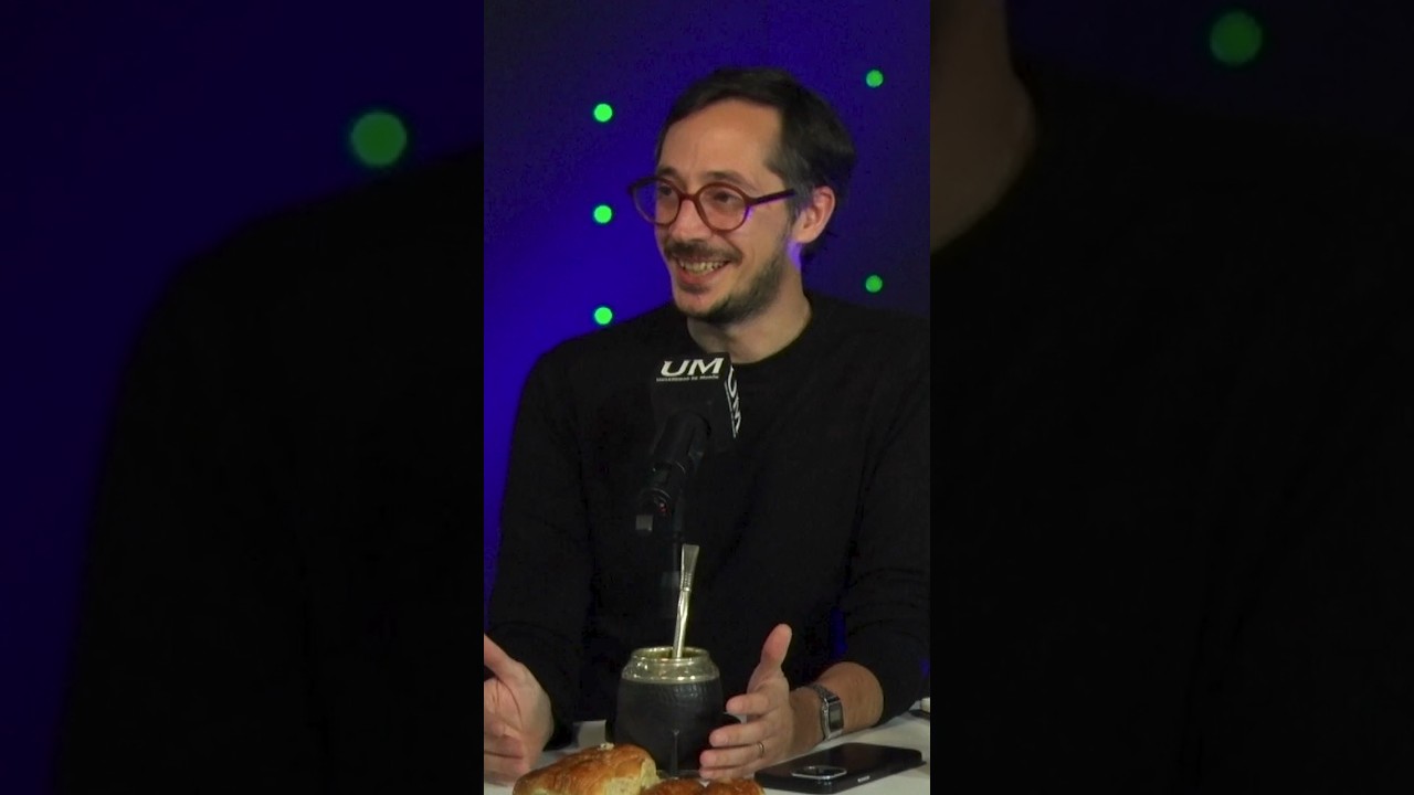 Sebasti&aacute;n Saravia, docente UM y creador de @psicoalpie, comparte una mirada honesta sobre crecer. 💬