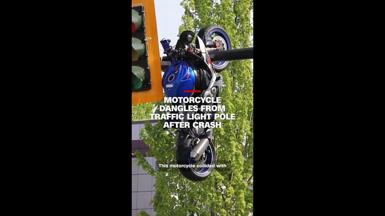 Мотоцикл висит на столбе светофора после аварии