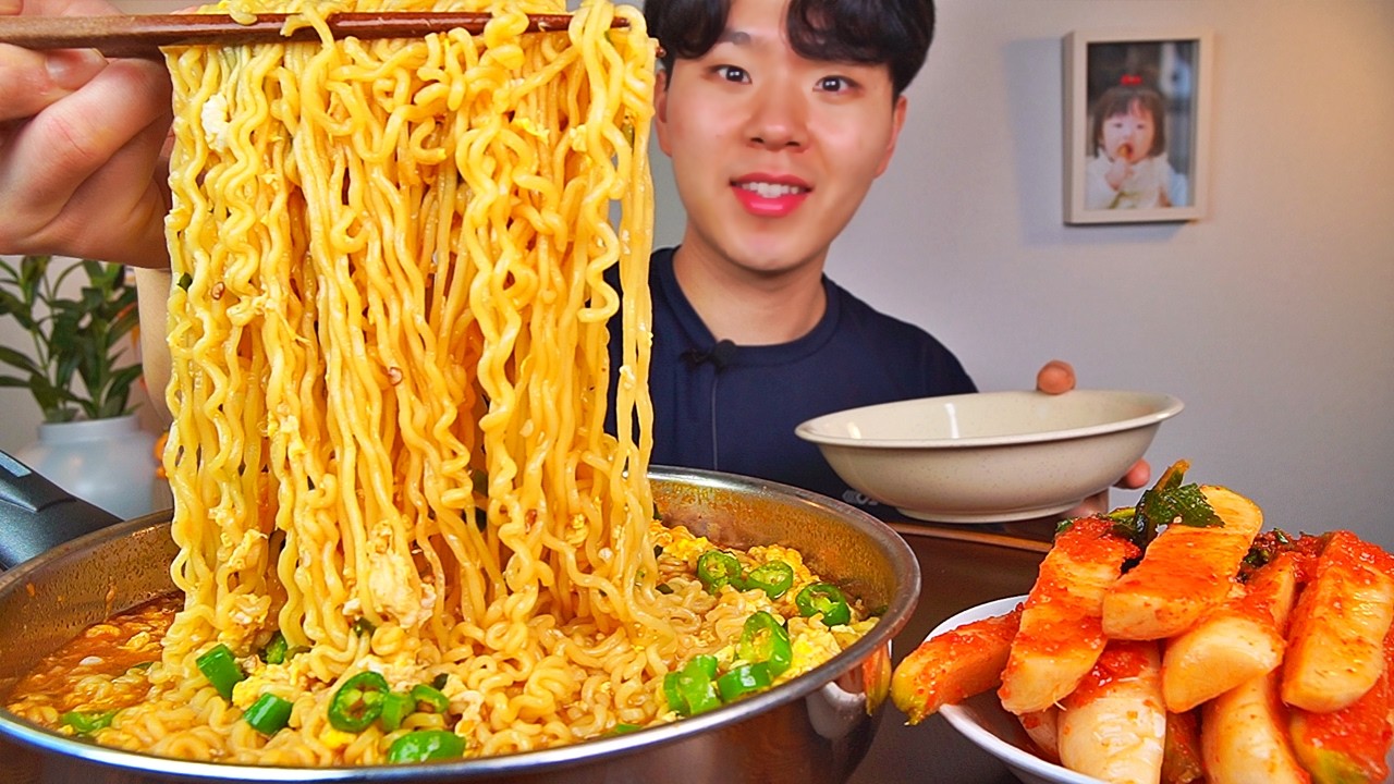 안성탕면 계란 풀고 땡초 팍팍 총각김치와 함께 즐겼습니다.