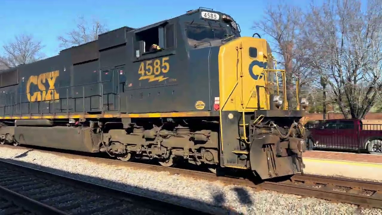Railfan in Ashland Va rare SD70MAC on i031 and horn shows  