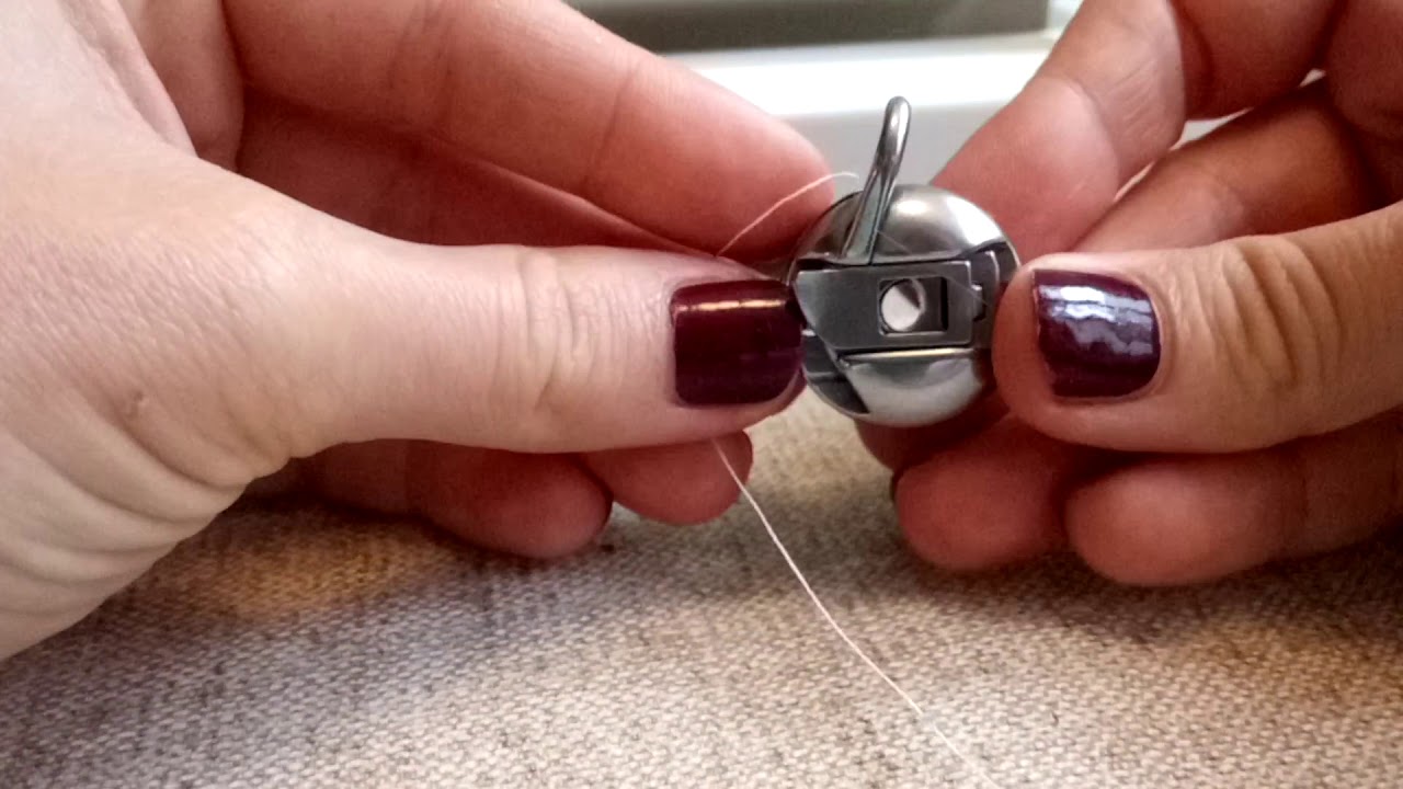 4# Mettre la canette dans la machine et remonter le fil (Singer Decorative)