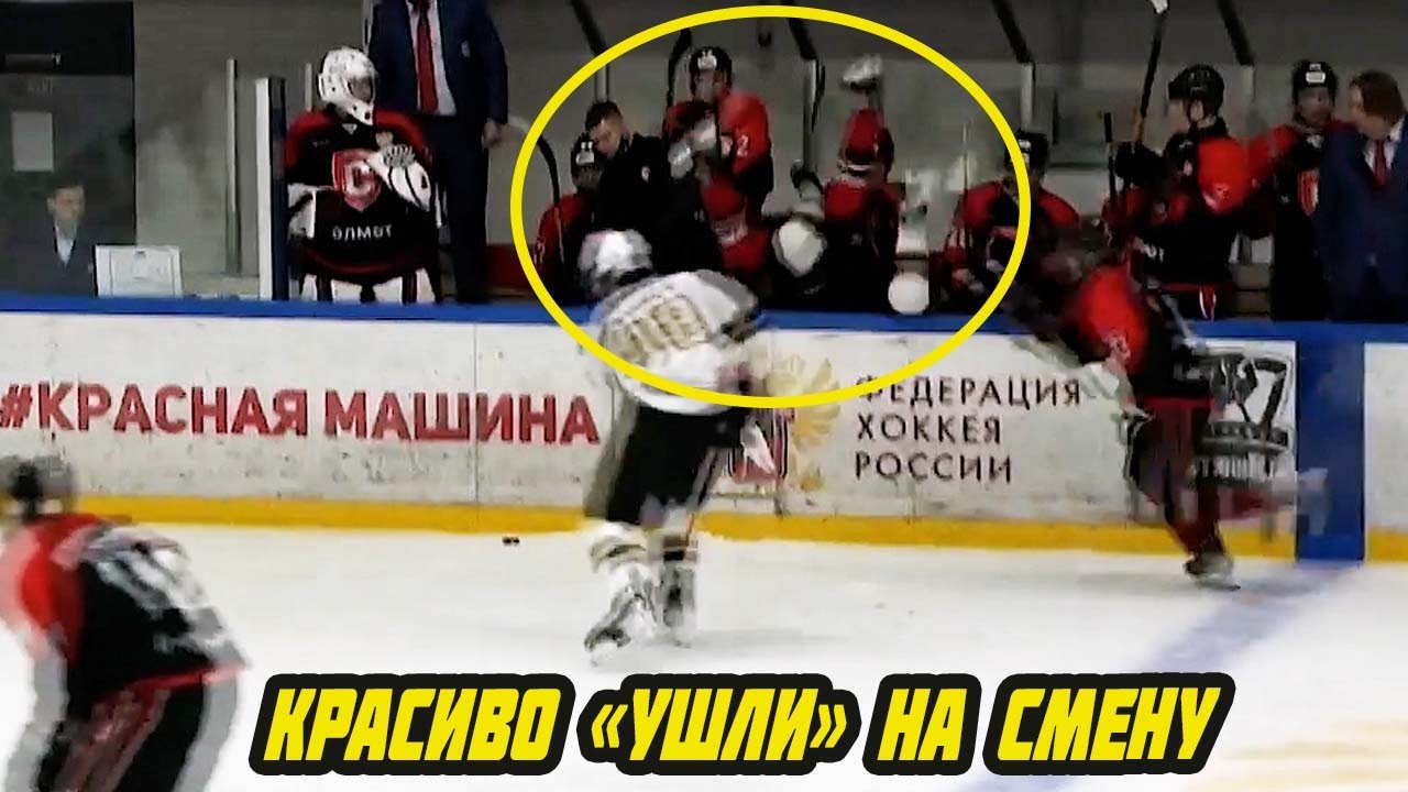 Остались торчать только НОГИ! После силового приема оба хоккеиста вылетели за борт