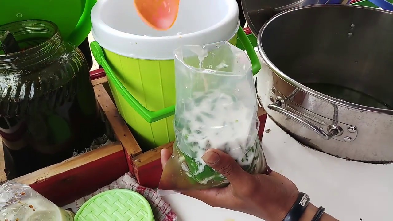 HAUS KARENA TERIK PANAS MATAHARI !!! MINUM ES CENDOL BANDUNG - INDONESIAN STREET FOOD