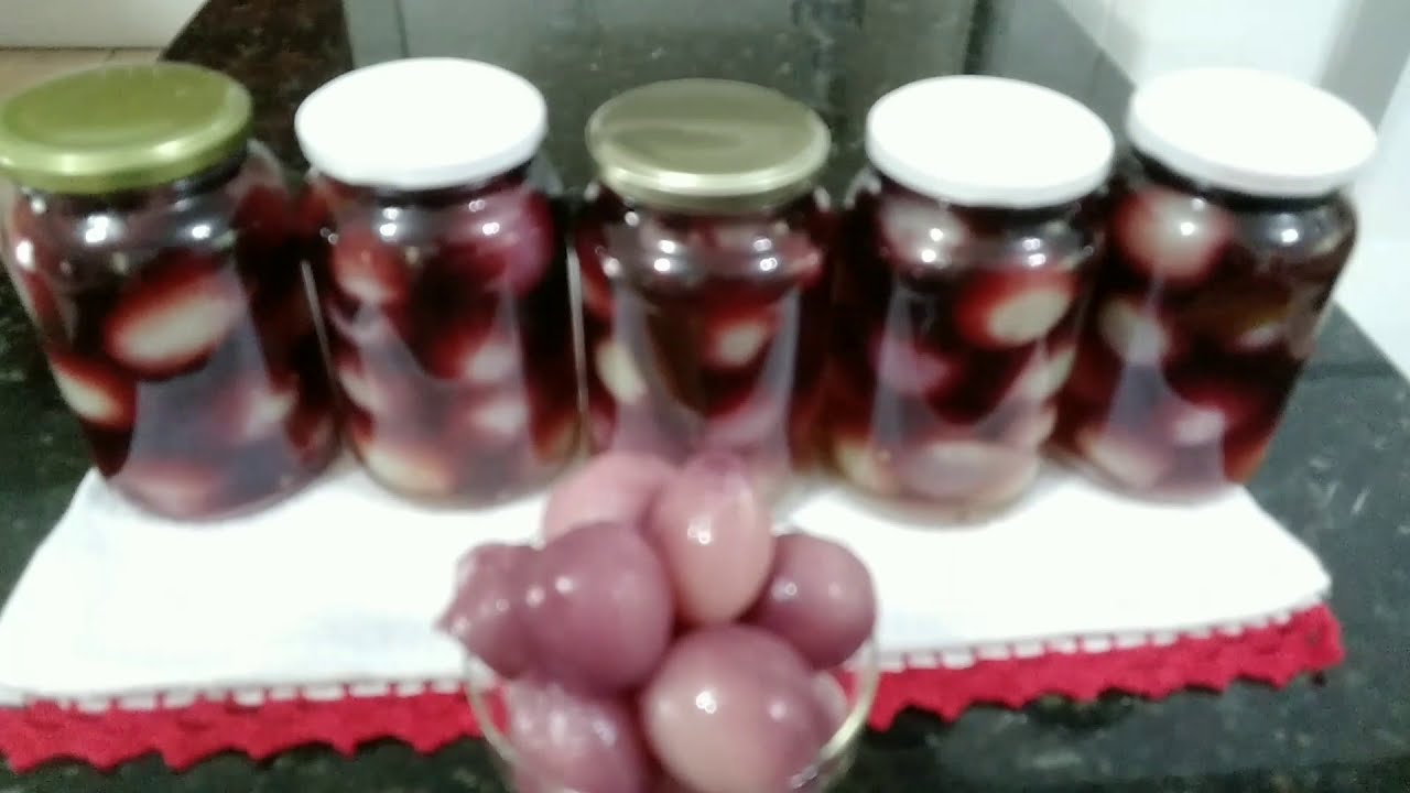 Conservas de cebola com vinagre tinto.