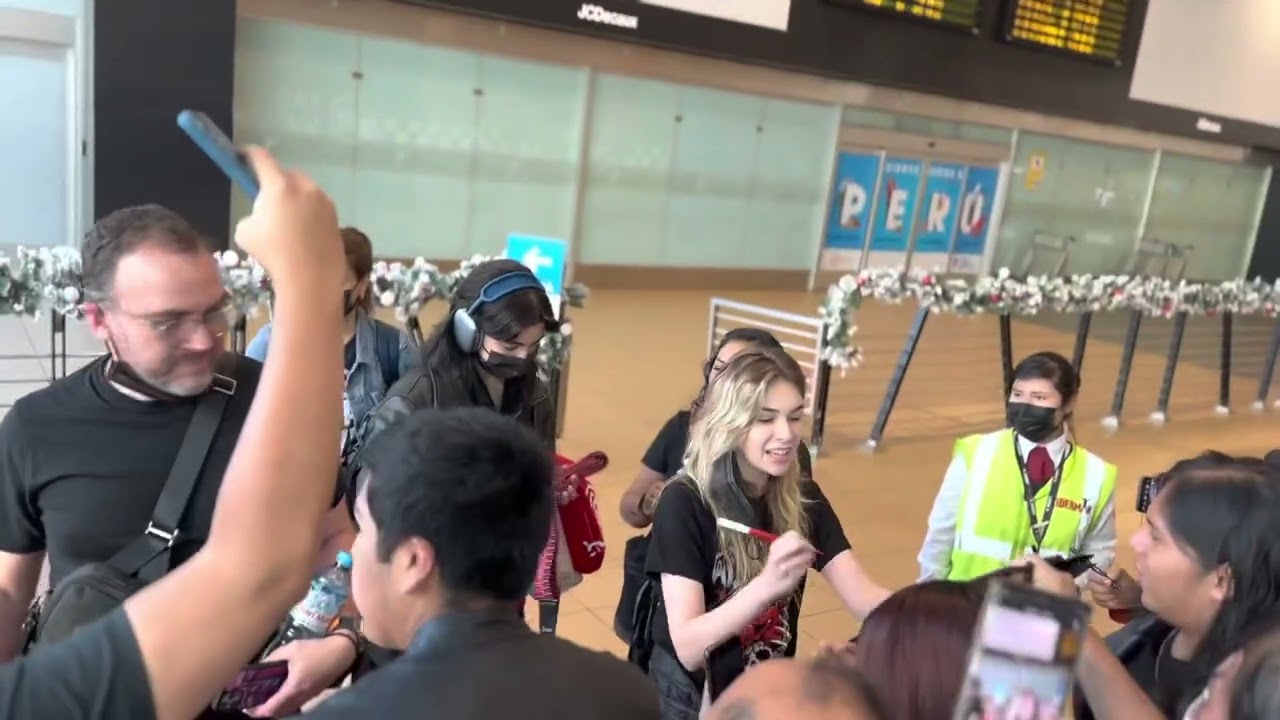 The Warning y sus fans en el Aeropuerto 🇵🇪