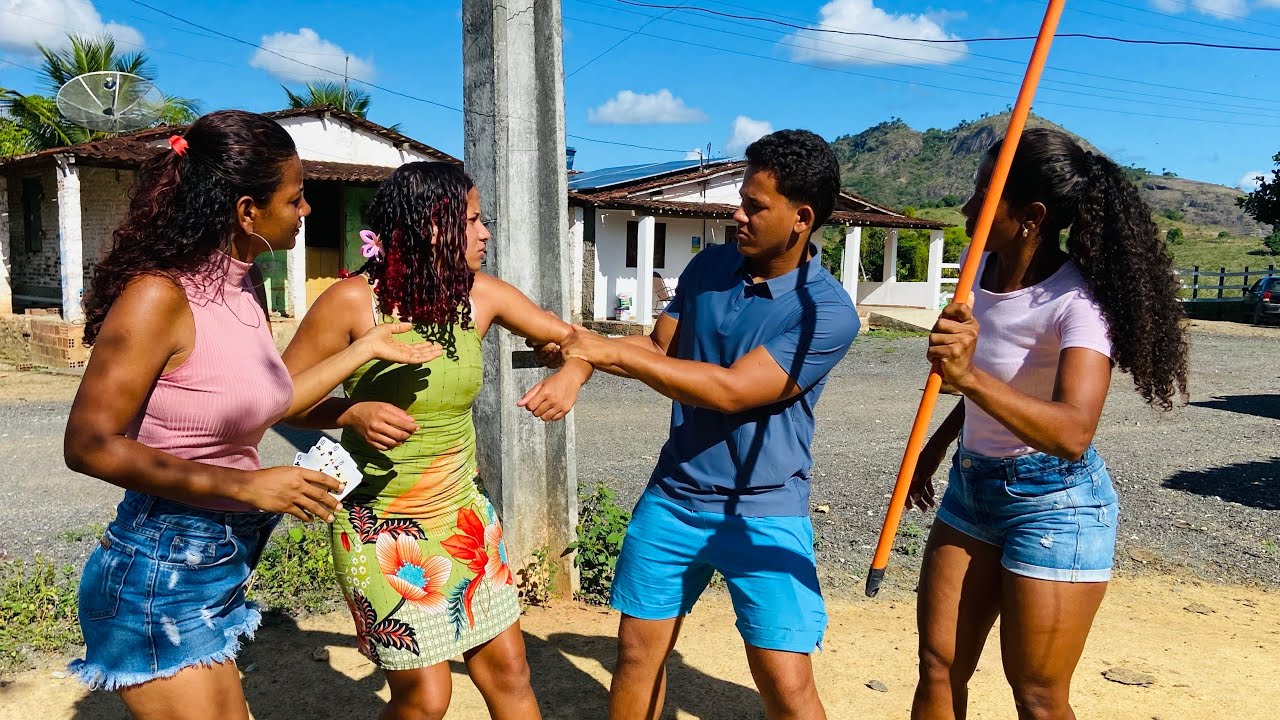 Mulher viciada aposta filha em jogo de baralho