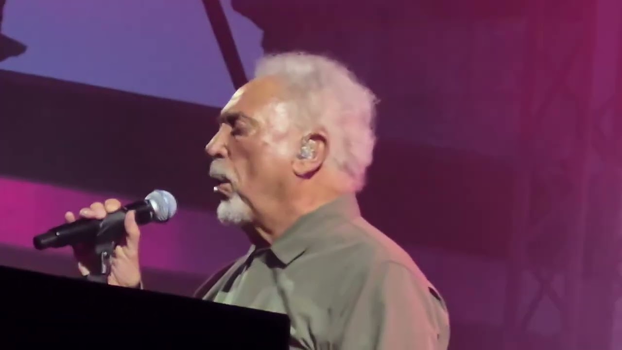 TOM JONES You can leave your hat on ARENA PULA 24 06 25