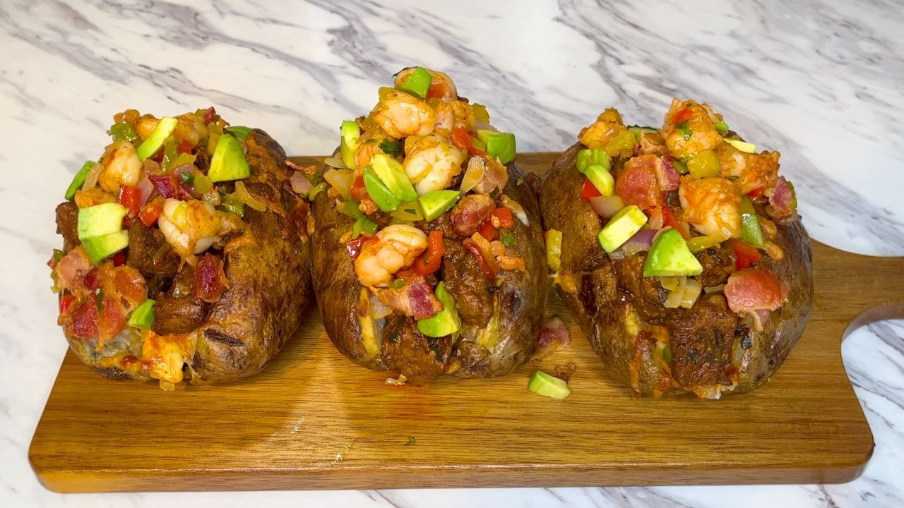 HOW TO BAKE POTATOES IN THE OVEN WITH STEAK AND SHRIMP