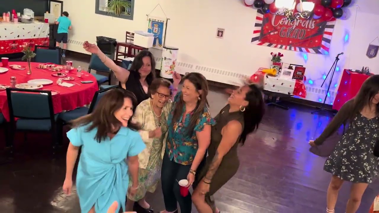 Nuestra madre bailando con nietas 2024 IMG 5626