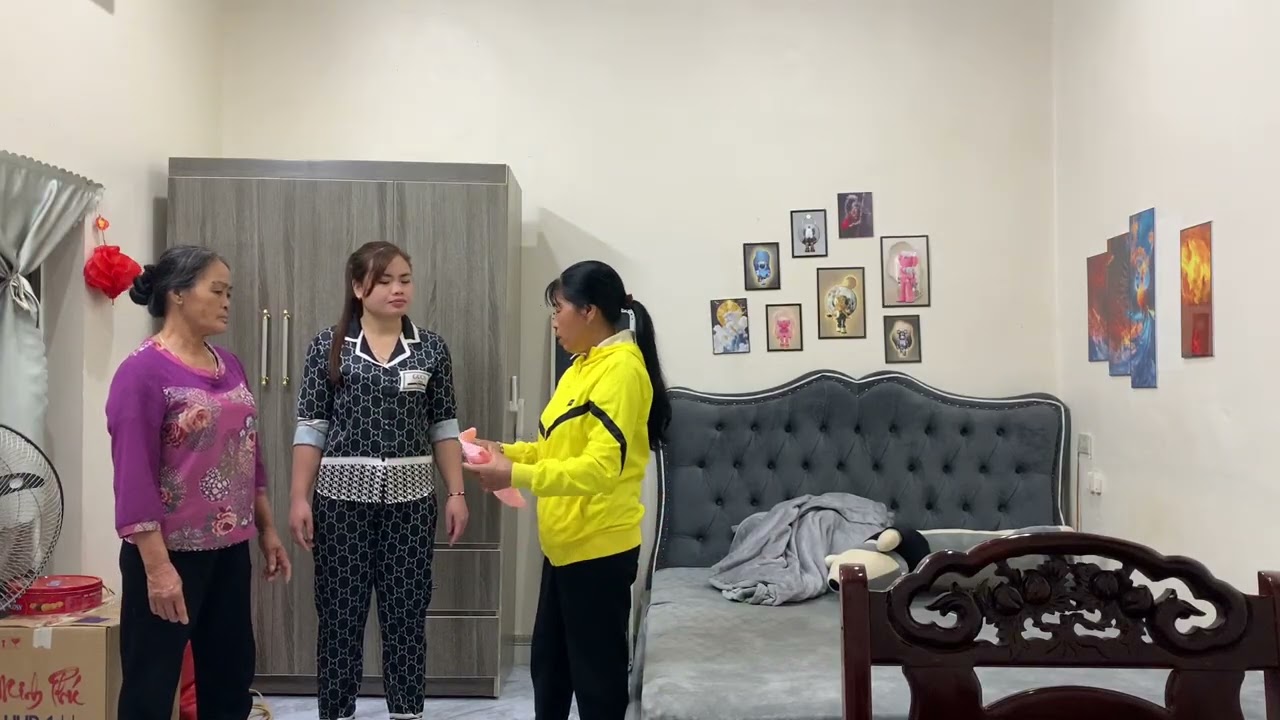 Hay? Mụ Phượng có tật không giám đi bị tiến nhìn ra bắt mụ lên xe đi chứng minh giấy tờ 