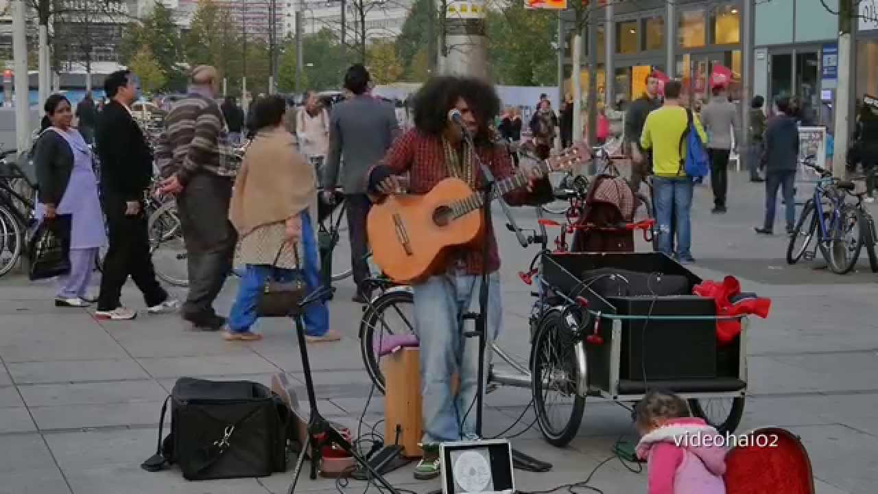 1a  Frederik Konradsen singt und spielt Gitarre auf dem Alexanderplatz