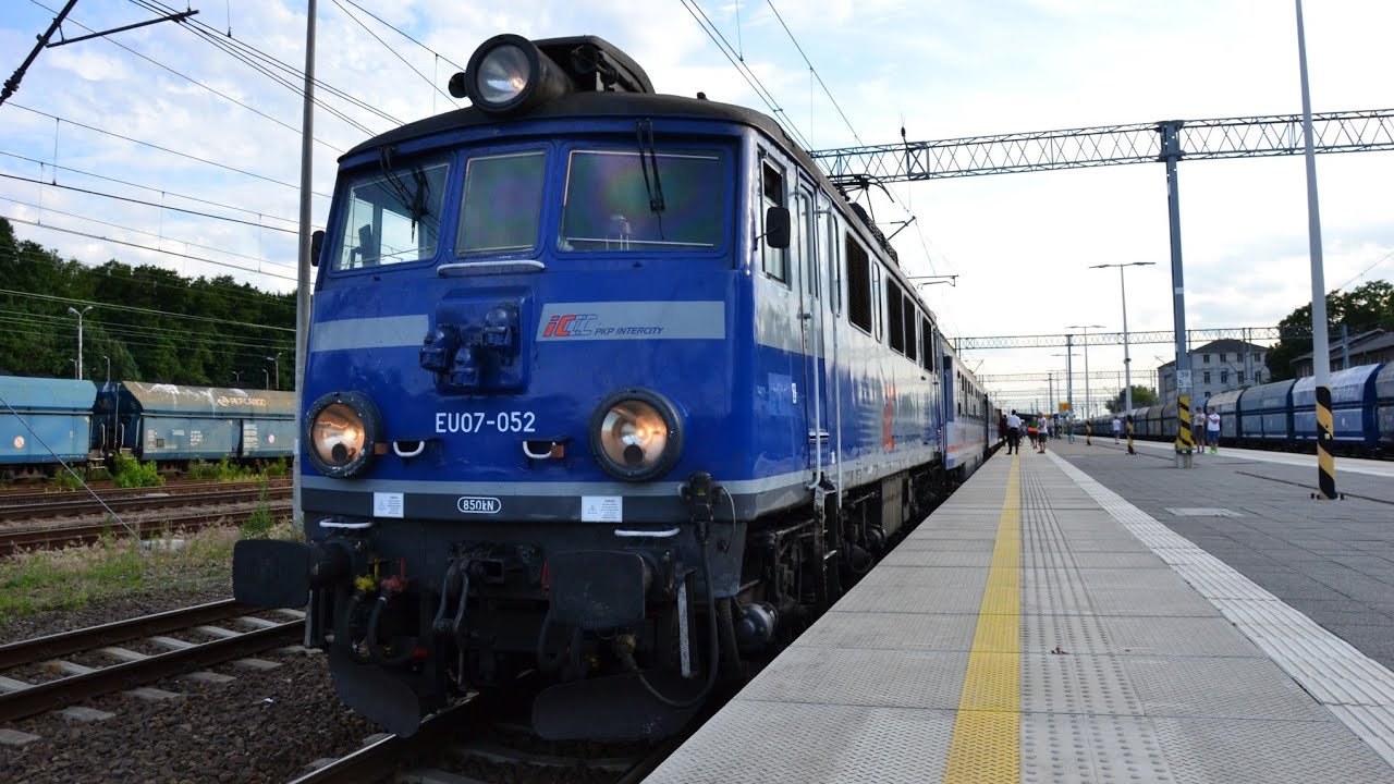 Pierwszy wakacyjny pociąg Intercity w Rybniku. EU07-052 z TLK Wydmy relacji Bohumin-Łeba/Hel. 2022r.
