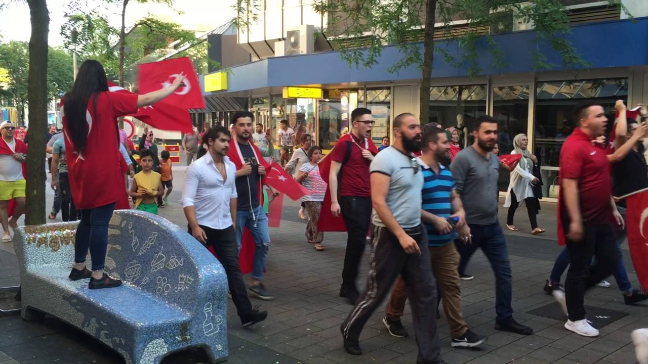 Demonstratie in Tilburg tegen militaire coup Turkije